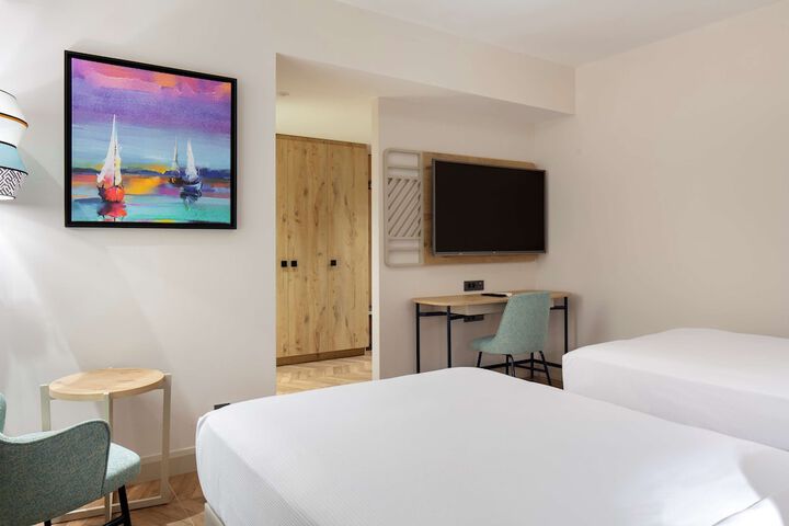 Room 8 of 167