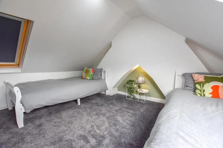 Room 4 of 12