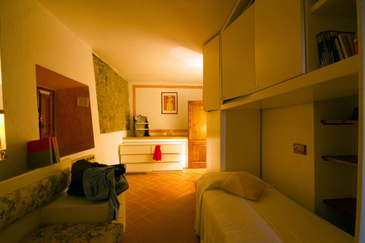 Room 8 of 33