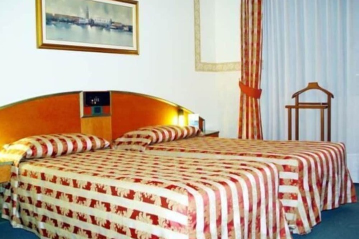 Room 43 of 66