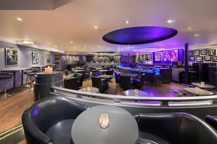 Lounge 104 of 133