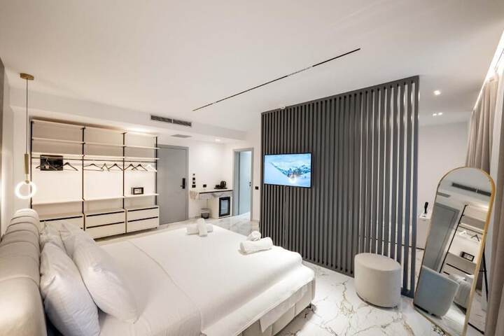 Room 8 of 80