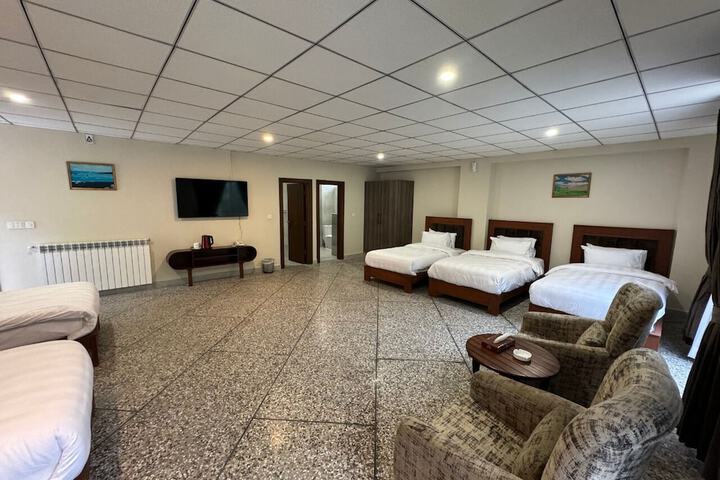 Room 10 of 80