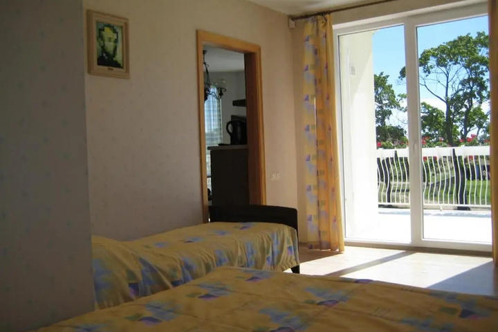 Room 3 of 10