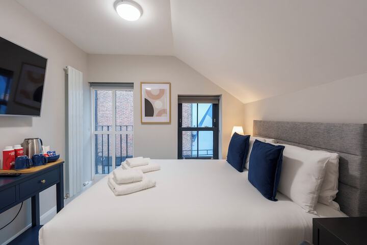 Room 4 of 106