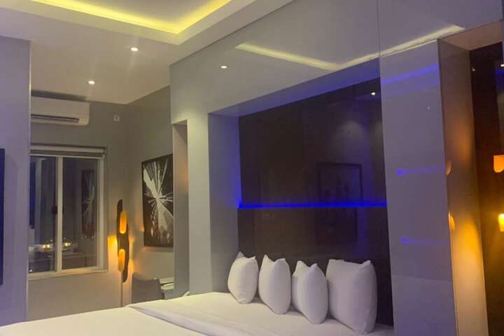 Room 8 of 17