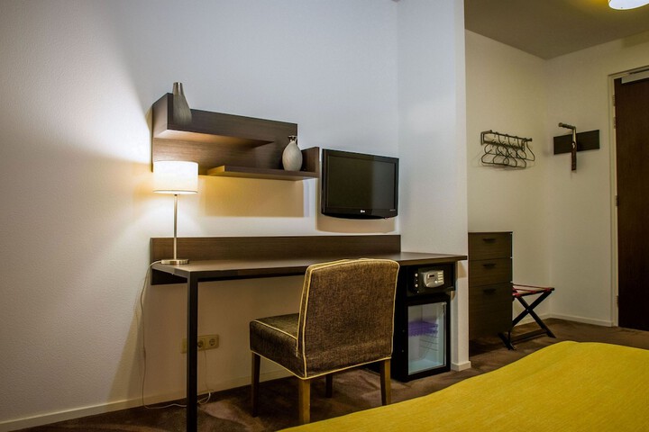 Room 12 of 37