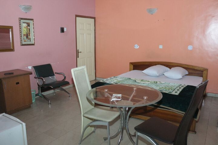 Room 12 of 25