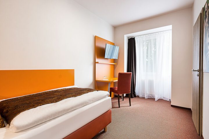 Room 4 of 133