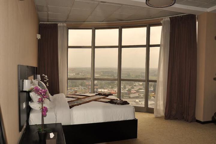 Room 7 of 28