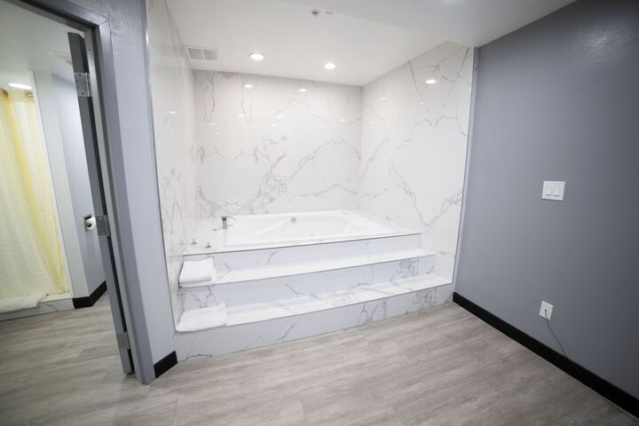 Studio Suite 1 King Bed (1 of 4)