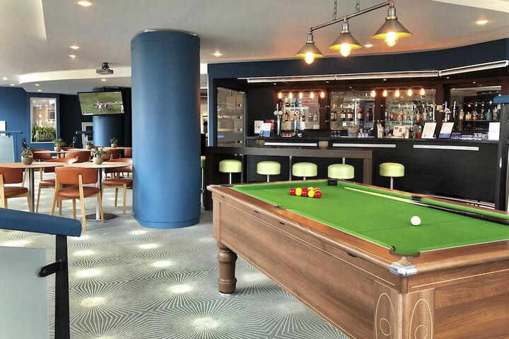 Lounge 64 of 79
