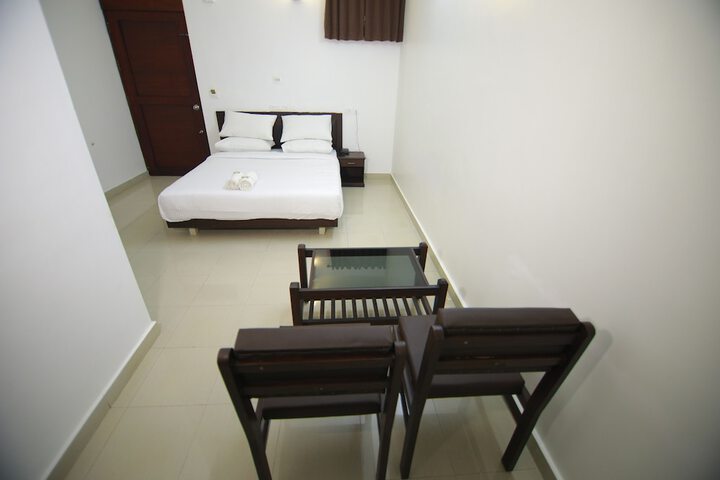 Room 6 of 25