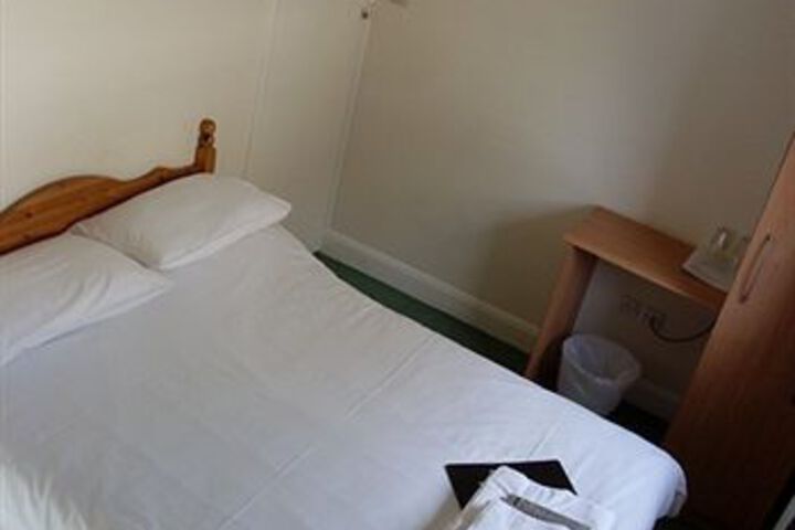 Room 7 of 12