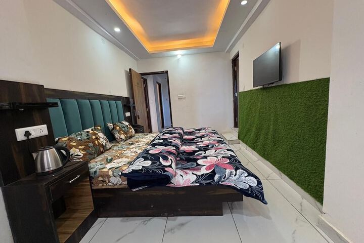 Room 7 of 18