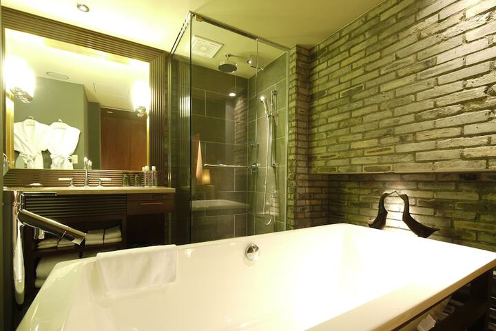 Room 21 of 43