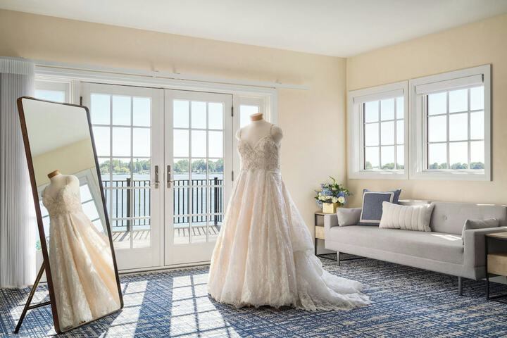 Ballroom/Hall 111 of 144