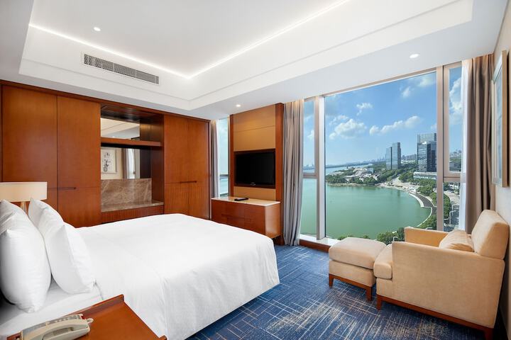 Room 25 of 104