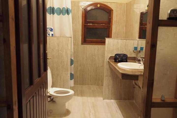 Room 42 of 107