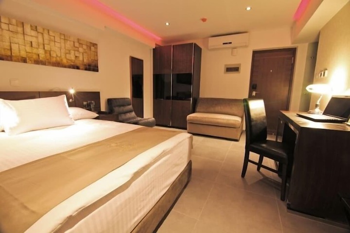 Room 8 of 48