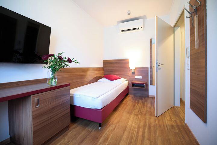 Room 7 of 16