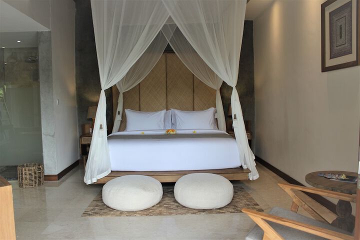 Room 4 of 106