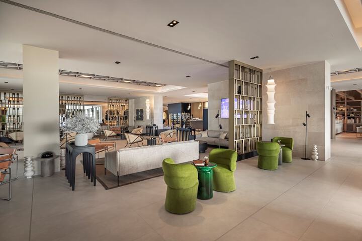 Lounge 103 of 118