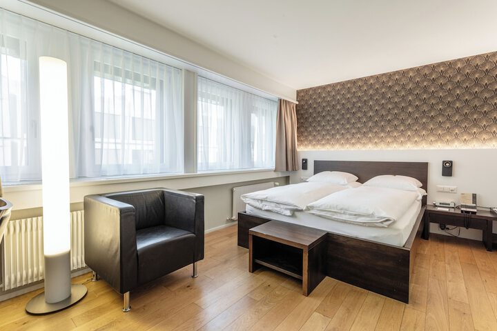 Room 32 of 65