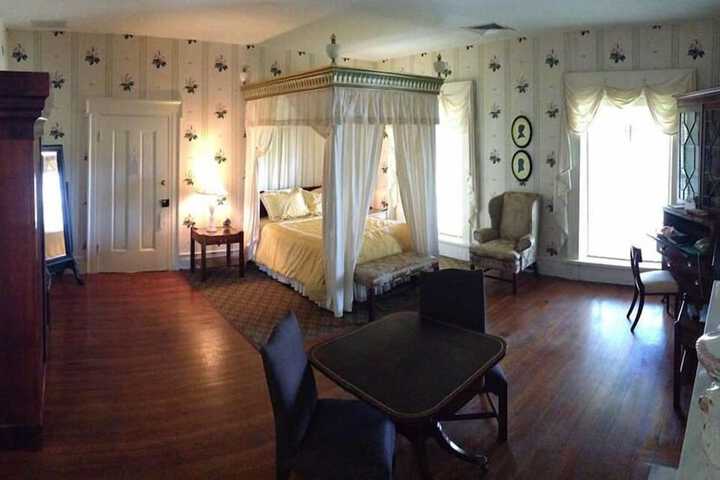 Deluxe Queen Bed (3 of 16)