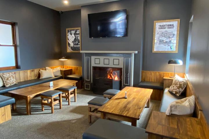 Lounge 32 of 43