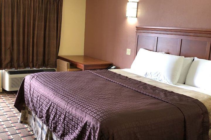 1 King Bed - Free WiFi, Microwave, Minifridge Coffeemaker, Hairdryer Cable TV HBO (9 of 11)