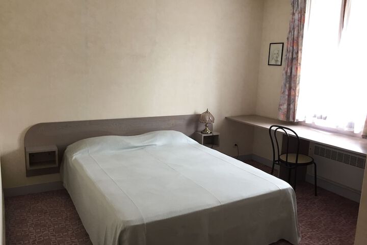 Room 7 of 34