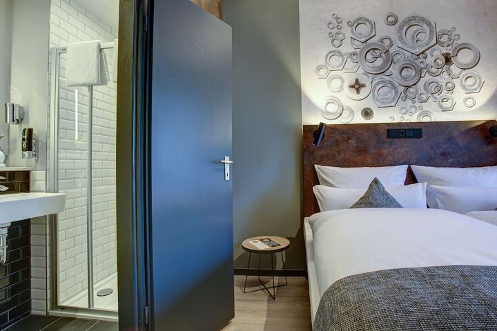 Room 13 of 32