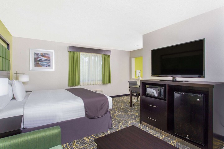 1 King Bed (3 of 31)