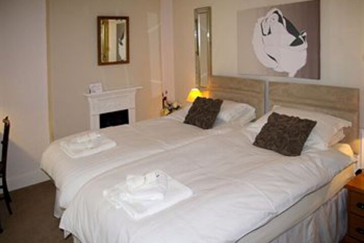 Room 5 of 12