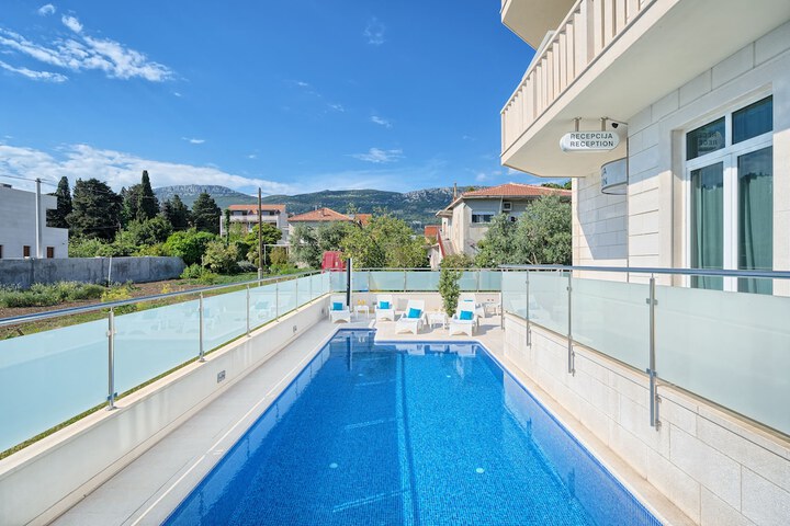 Pool 44 of 50