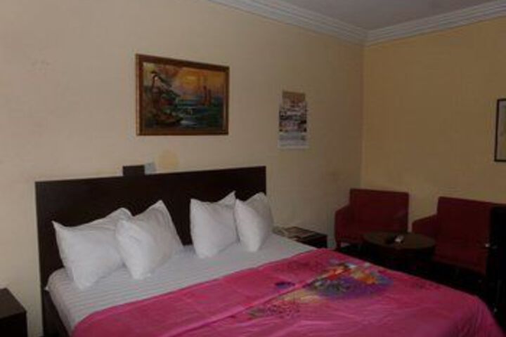 Room 3 of 27