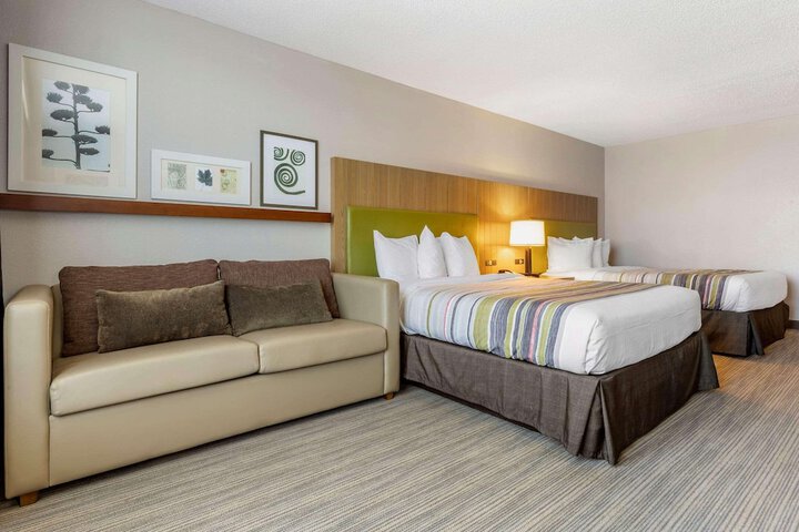 2 Queen Beds (1 of 10)
