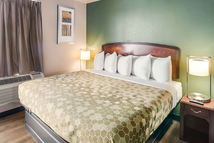 1 Queen Bed Accessible (4 of 13)
