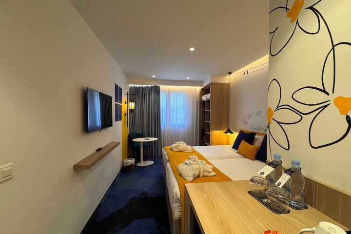Room 18 of 103