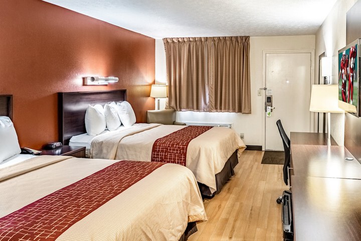 Deluxe Queen Bed (8 of 9)