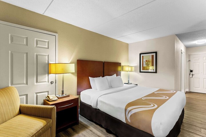 1 King Bed (3 of 7)