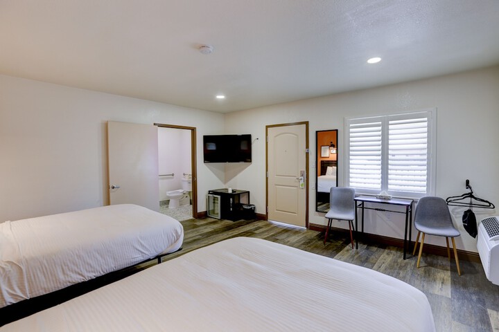 2 Double Beds (7 of 15)