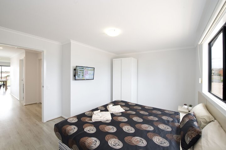 Room 2 of 77