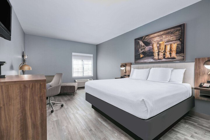 1 King Bed Deluxe Room (3 of 9)
