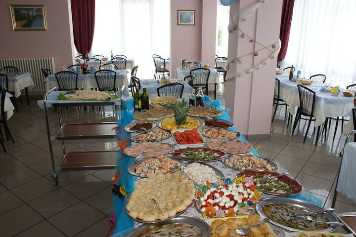 Dining 54 of 64