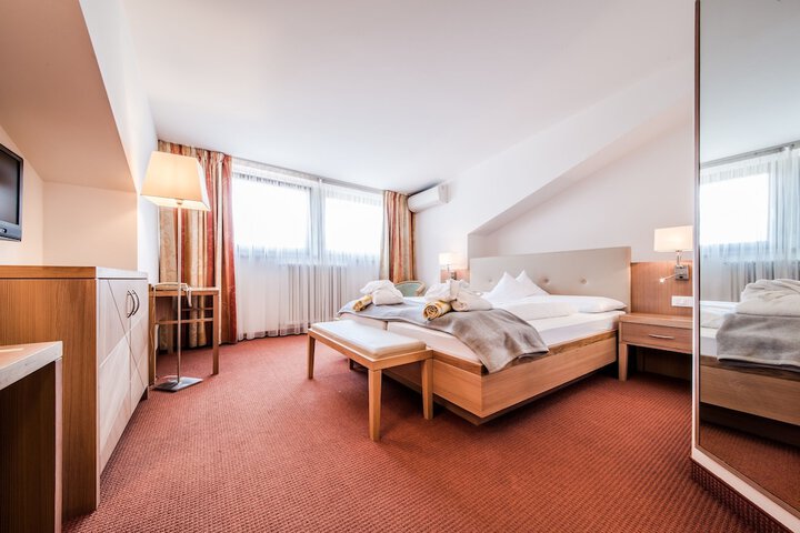 Room 15 of 33