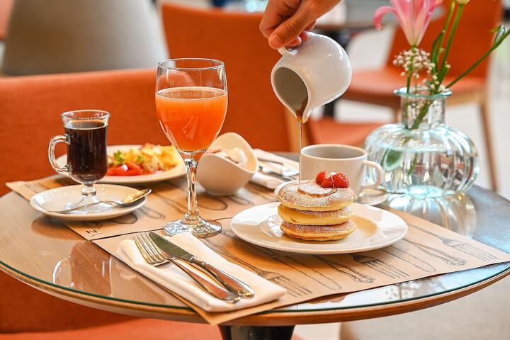 Breakfast/Coffee Service 62 of 100