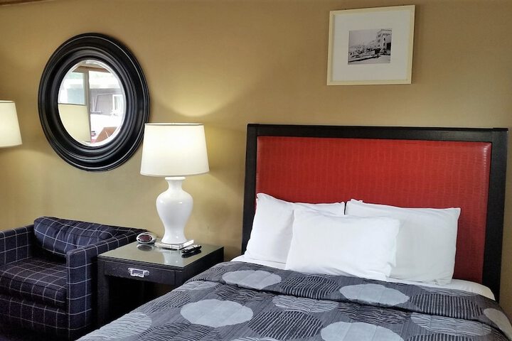 1 Queen Bed (10 of 10)