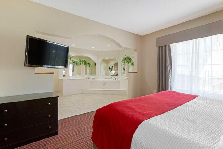 1 King Bed Mobility Accessible Roll in Shower Full Breakfast (14 of 28)